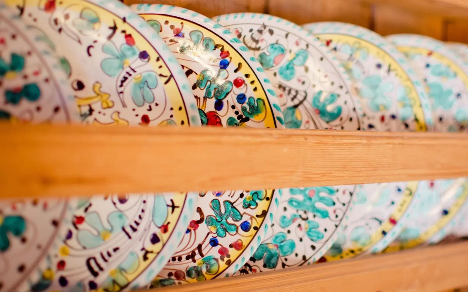 Plate shelf, plate and painted