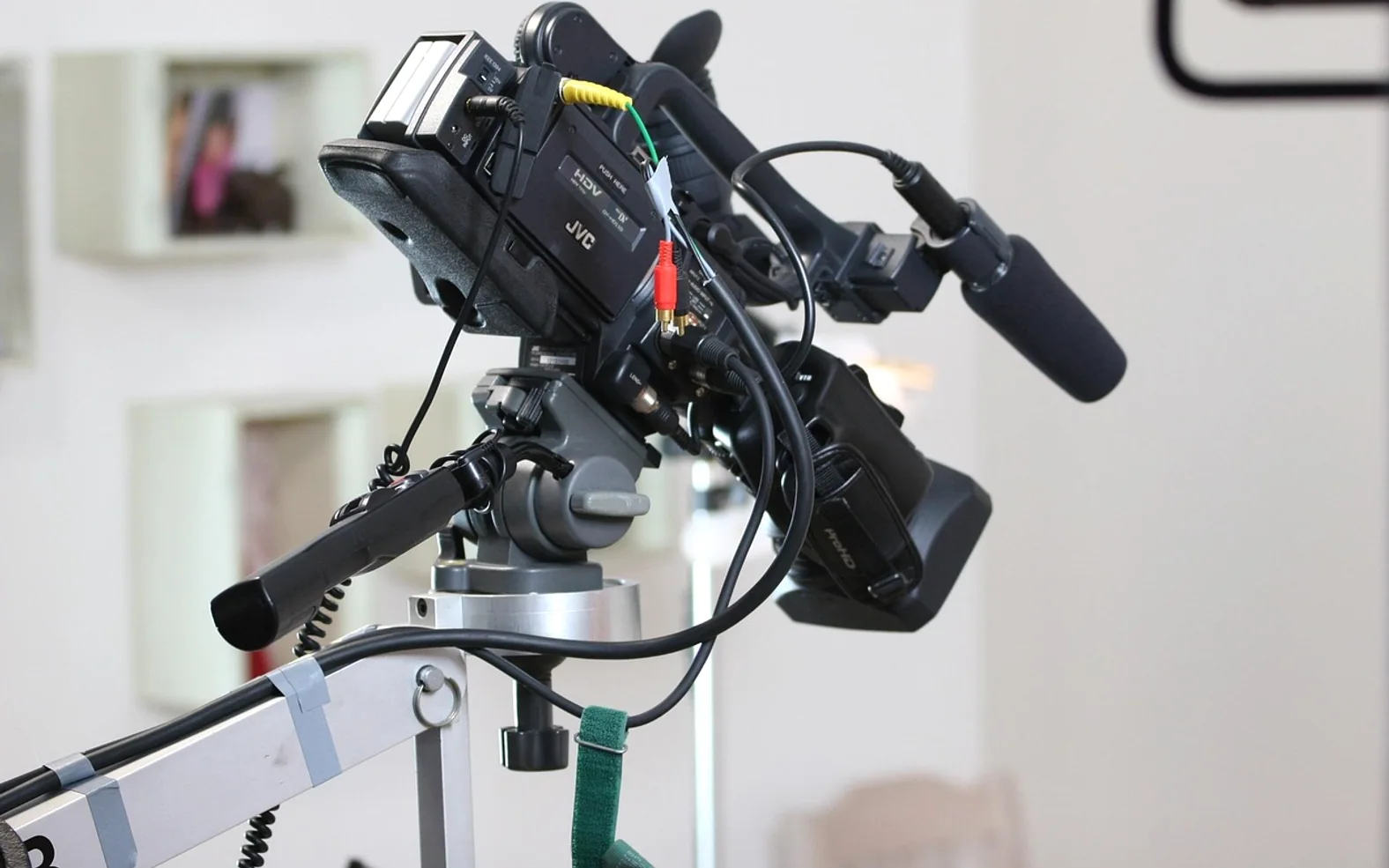 Camera, video camera and lens